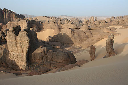 Alg�rie - Hoggar - Tin Akacheker - Est-ce la pierre qui devient sable ou l'inverse ?