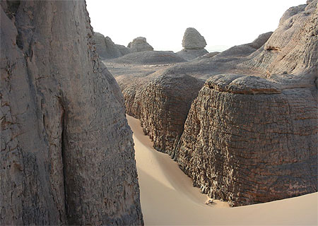 Alg�rie - Hoggar - Tin Akacheker - Impression qu'une rivi�re de sable coule au milieu des rochers