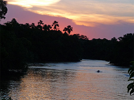 Cr�puscule sur l'Amazone