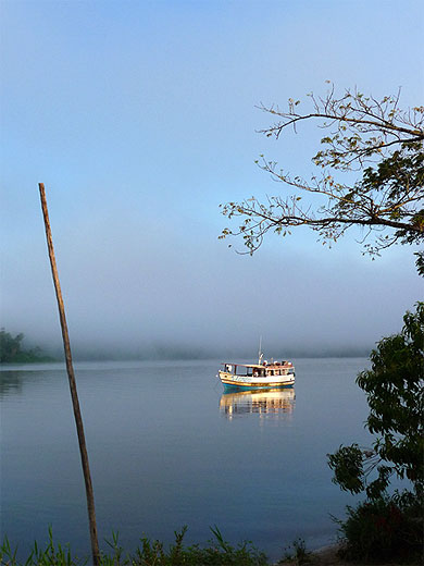 Barque sur le fleuve amazonia