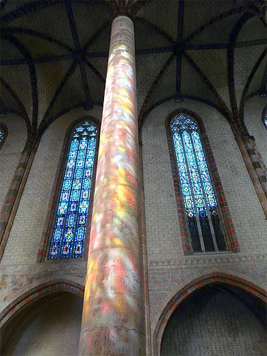 Colonne et vitraux color�s