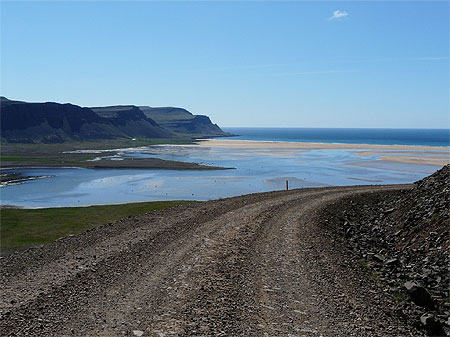 Arriv�e � Raudasandur, lagune et plage rouge