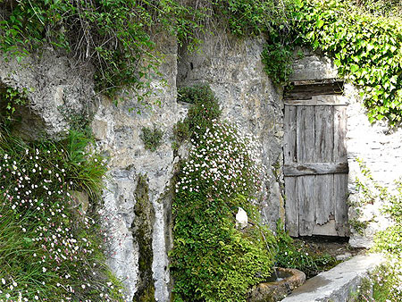 Fontaine et vieille porte