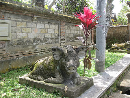 Statue de cochon du c�t� de Campuan
