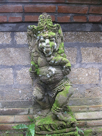Statue du c�t� de Campuan