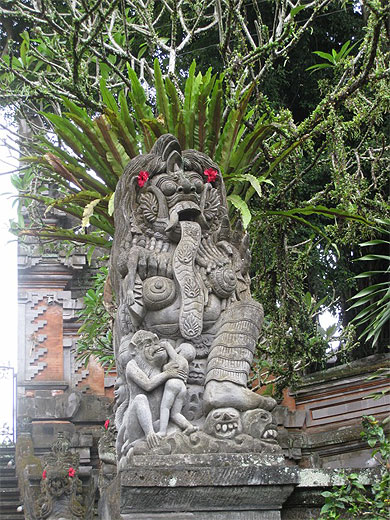 Statue du c�t� de Campuan
