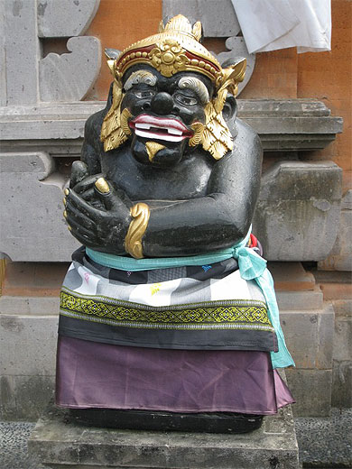 Statue du c�t� de Campuan