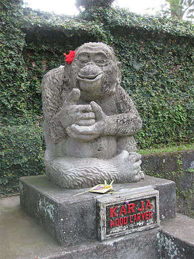 Statue de singe du c�t� de Campuan