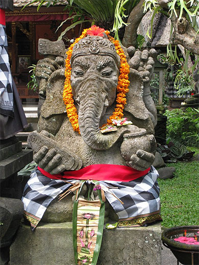 Statue du c�t� de Campuan