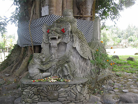Barong en statue du c�t� de Campuan