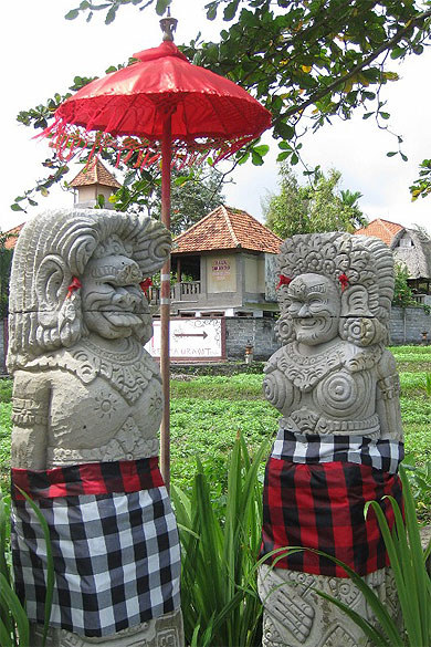 Couple de statue du c�t� de Campuan
