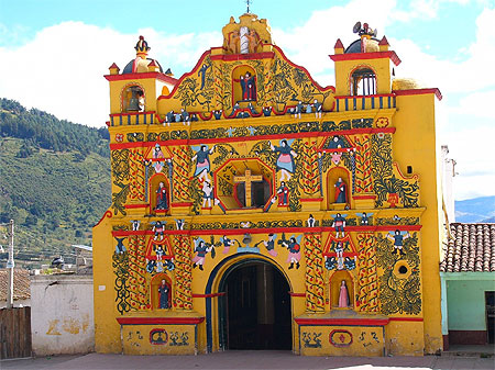 Eglise insolite et saints color�s � San Andr�s Xequl