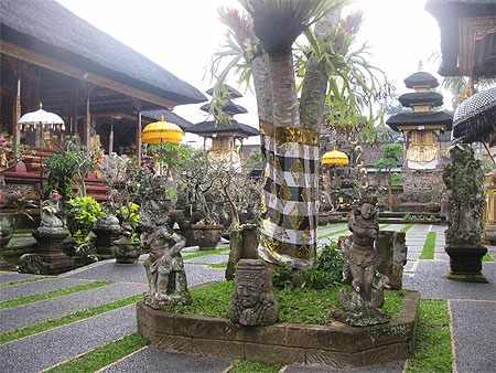 Au Temple Pura Taman Kemuda Saraswati