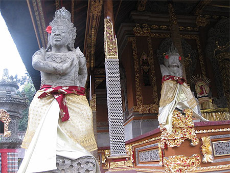Au Temple Pura Taman Kemuda Saraswati