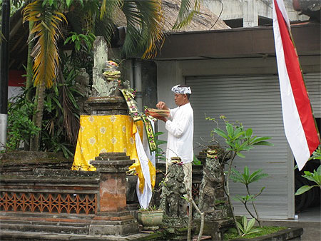 Offrandes en cours dans la Rue JL Raya Ubud