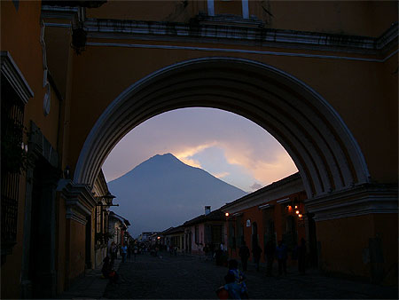 Coucher de soleil sur le volcan Agua au travers de l�arco