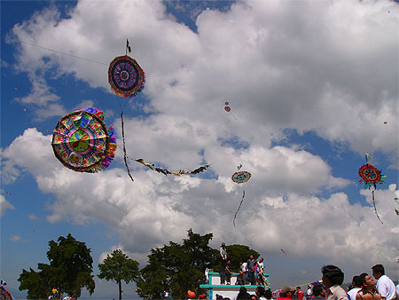 Vol de cerfs volants le 1er novembre � Santiago Sacatep�quez