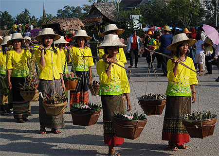 Le port des Krathongs lors de la parade