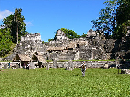 Moment matinal � la Plaza Mayor de Tikal
