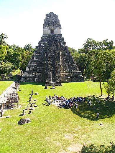 Rite indien sur la plaza Mayor � Tikal