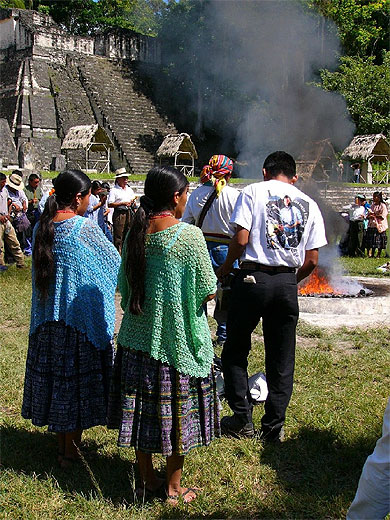 Offrande et rites indiens sur la plaza Mayor de Tikal