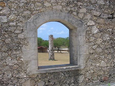 Mur et chemin�e en pierres calcaires