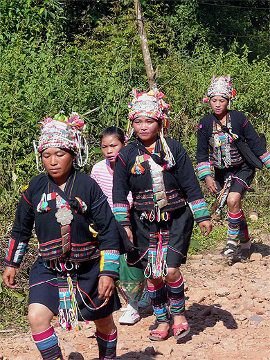 Arriv�e des villageoises akhas