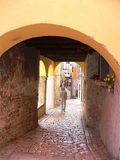 Passage vo�t� dans la vieille ville de Rovinj