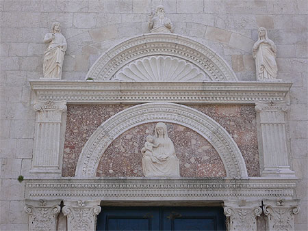 Porche de la cath�drale de l'Assomption dans la bourgade d'Osor