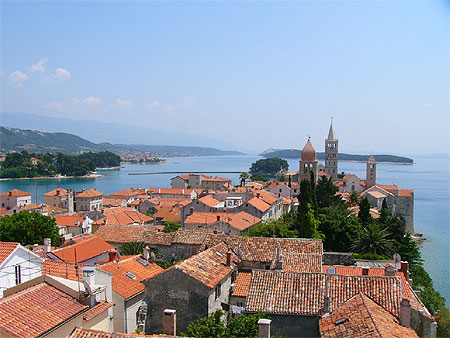 Vue sur la ville de Rab et l'�le de Rab depuis le campanile de L'�glise saint Jean
