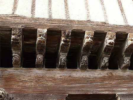 D�tails des sculptures des maisons m�di�vales