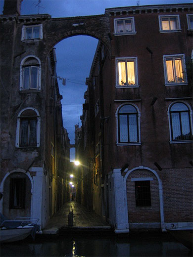 A la tomb�e de la nuit