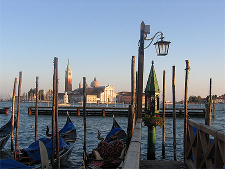 San Giorgio Maggiore entre les pilotis !