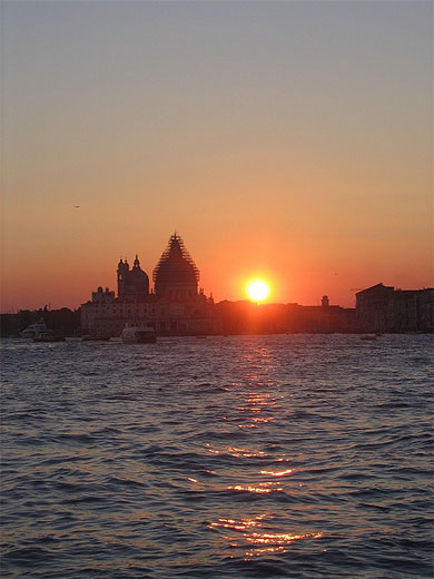Santa Maria Della Salute au coucher du soleil