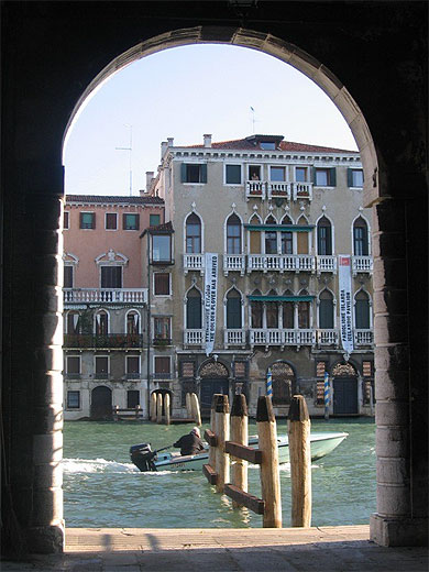 Le grand canal vu d'une arche du march� Rialto