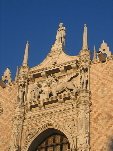 Bas relief du Lion ail� au Palais des Doges
