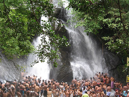 La foule sous les Cascades