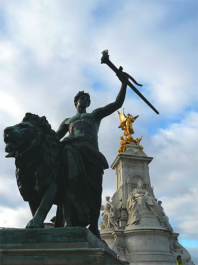 Statues devant Buckingham Palace