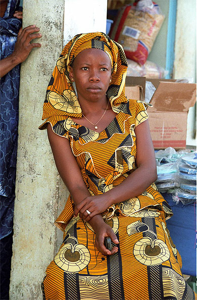 Elles vivent dans des cases en terre,elles sont habill�es comme des reines