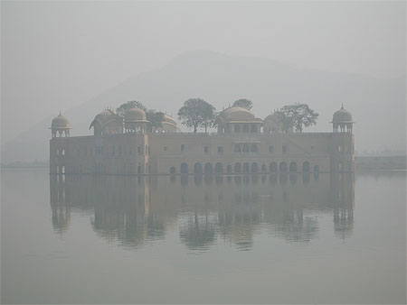 Palais dans la brume