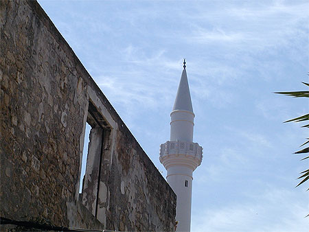 Minaret et vieille pierre