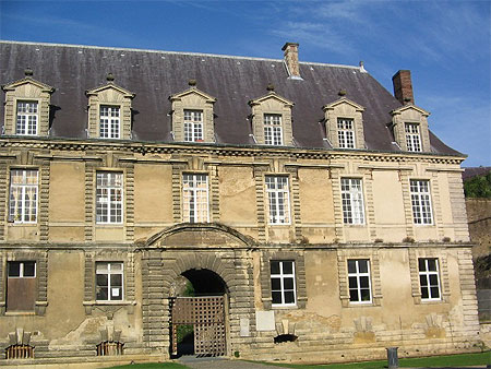 Le Palais � c�t� du Ch�teau