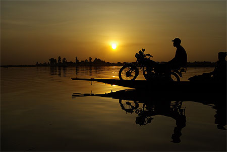 Moto sur pirogue