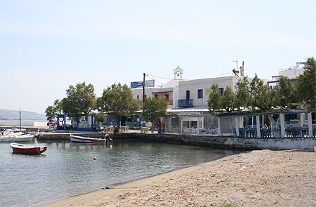 Petit port et plage de Pollonia 