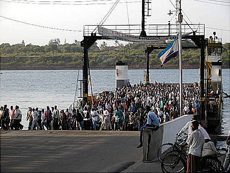 Barge traversi�re "d'utilit� publique"