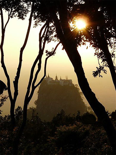 Coucher de soleil sur le Mont Popa