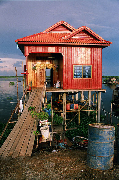 Maison rouge sur le Tonl� Sap