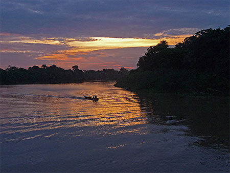 Pirogue sur l'amazone