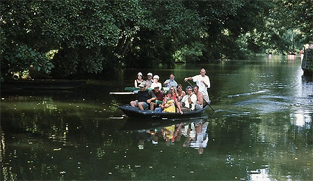 Des touristes en barque