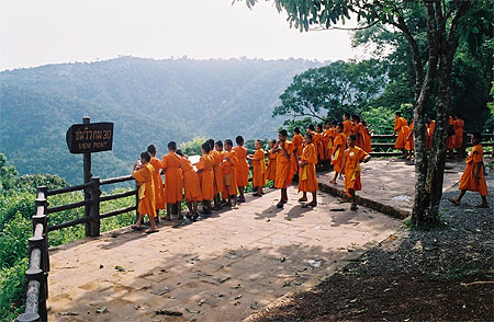 Excursion d'enfants dans le parc national de Khao Yai